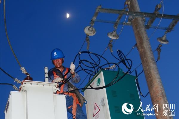供電員工檢修變壓器 。國網成都供電公司供