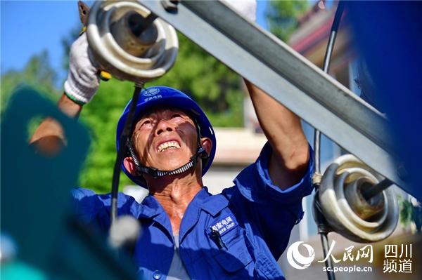 供電員工檢查線路圖2。國網成都供電公司供