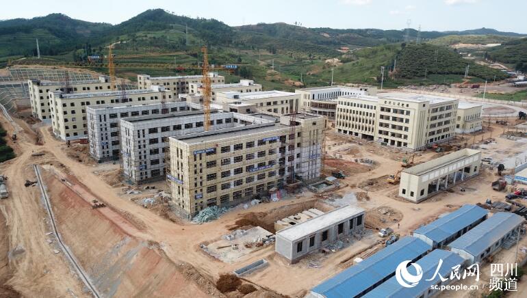 硯山四中教學樓。中鐵八局建筑公司供圖