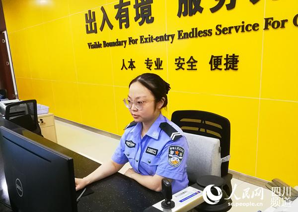 工作中的黃婷。金牛公安供圖