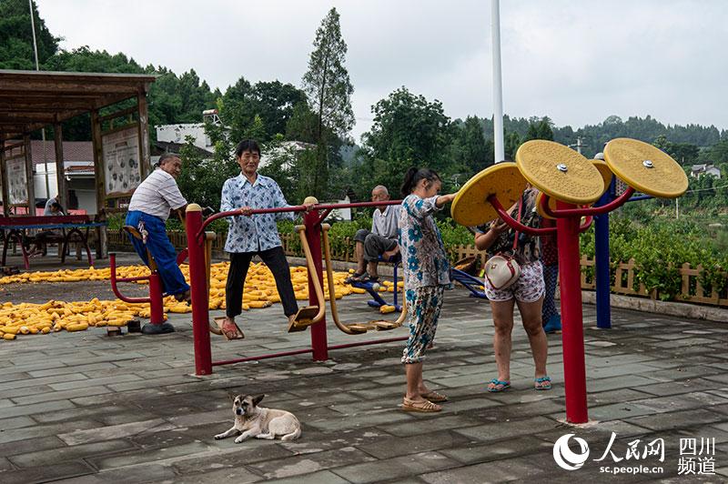 柏嶺村村民在文化廣場健身休閑。劉邦倫 攝