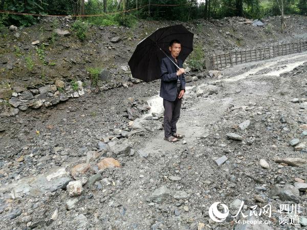 周朝能在發生泥石流溝口現場。四川省自然資源廳供圖