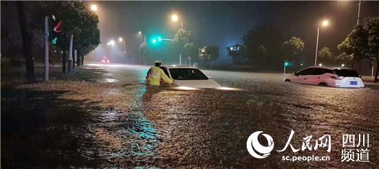暴雨中的汽車。榮縣縣委宣傳部供圖