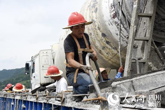 8月12日，瀘州市敘永縣枧槽苗族鄉境內的敘威高速公路施工現場，工人們頂著烈日施工。蘇忠國 攝