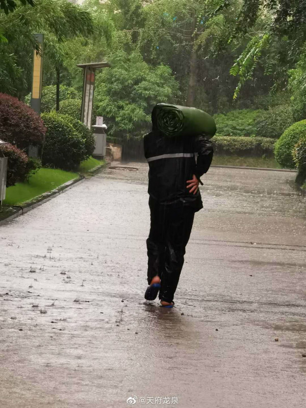 雨中的工作人員。圖片來自天府龍泉微博