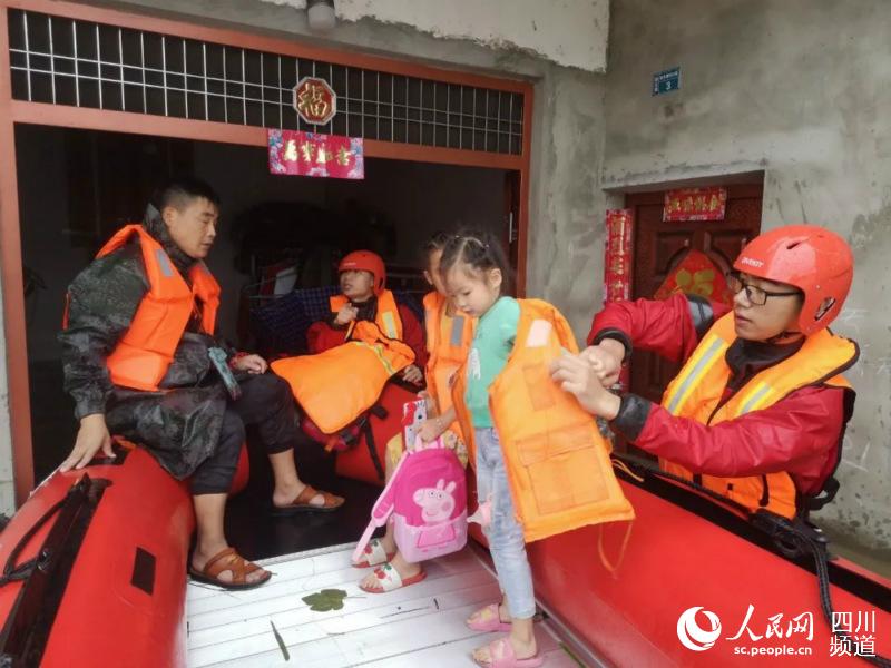 成都市金堂縣清江鎮新水碾村24組有7人被困，金堂縣前置點救援力量成功將7名被困人員疏散到安全位置。四川省應急管理廳供圖