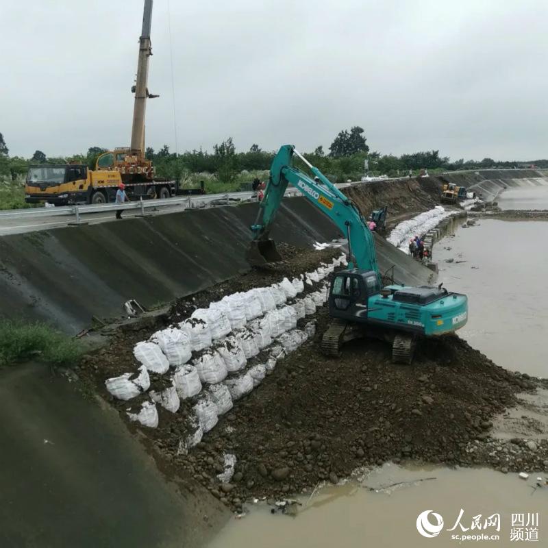 德陽市什邡市應急管理局會同其他部門，晝夜不停加緊完成堤壩搶險工程，保障汛期河堤安全。四川省應急管理廳供圖