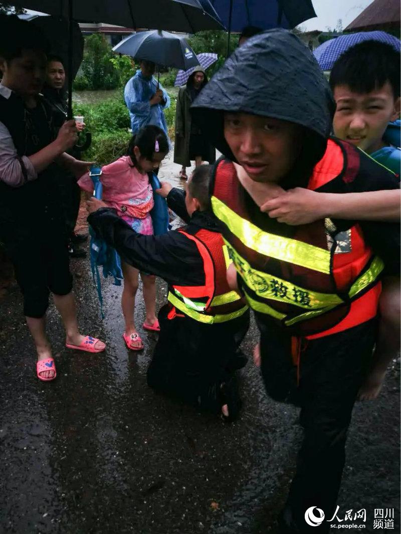 綿陽市江油市應急管理局組織救援人員在平鎮古橋村指導救援被困群眾。四川省應急管理廳供圖
