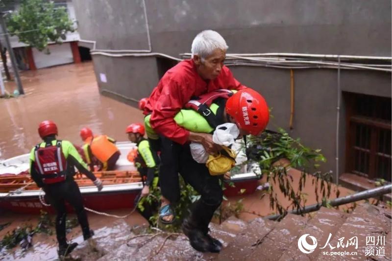 南充市消防支隊救援人員乘沖鋒舟攜帶繩索、救生衣等救生裝備前往救援。四川省應急管理廳供圖