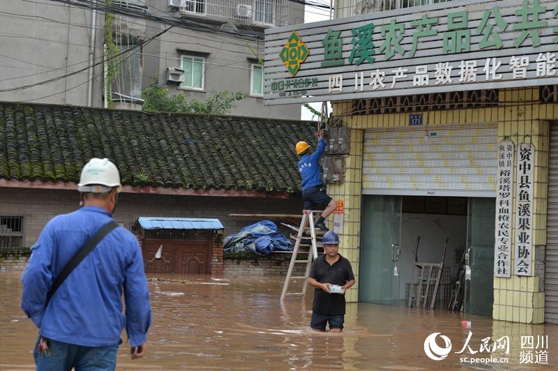 8月17日10時58分，電力人員在資中縣球溪鎮搶修線路。王斌 攝