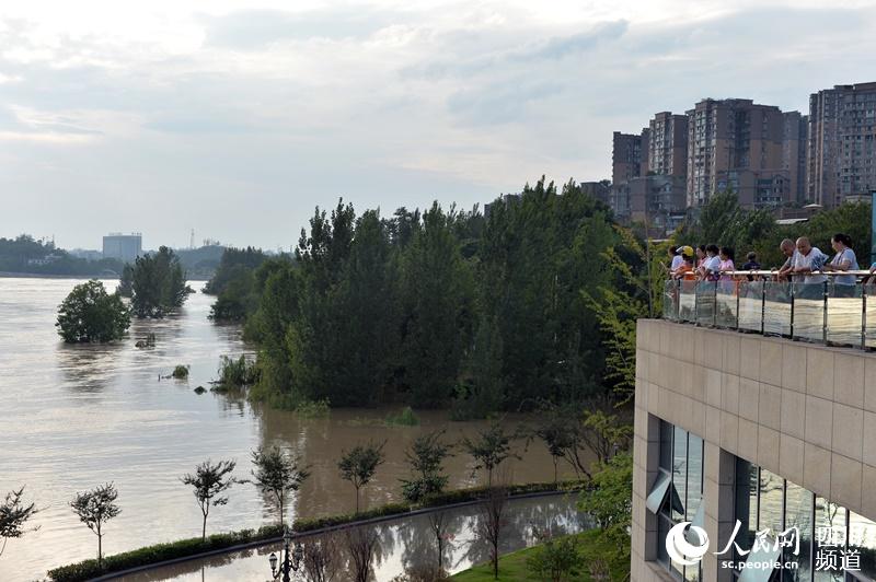 8月17日18時36分，被洪水淹沒的清溪濕地公園。王斌 攝