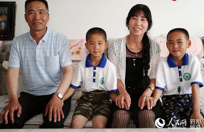 搬入綠洲小鎮的雷月芳（右二）一家人。中國甘肅網 供圖