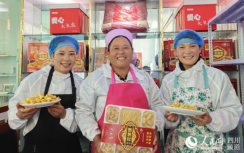 布楞溝村巾幗扶貧車間裡的女工。中國甘肅網 供圖