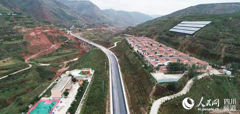 “折紅二級公路”穿村而過。中國甘肅網 供圖