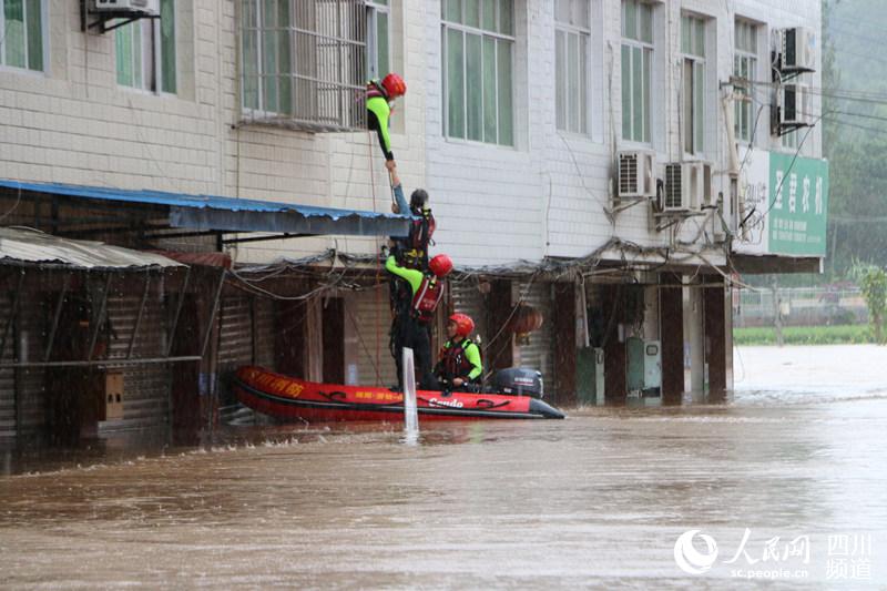 8月16日09時38分，游仙區金玉街和鑫龍村村部因為暴雨有人員被困，現場因為暴雨整個街道一樓被淹，救援人員決定使用皮劃艇進行營救。四川省消防救援總隊供圖