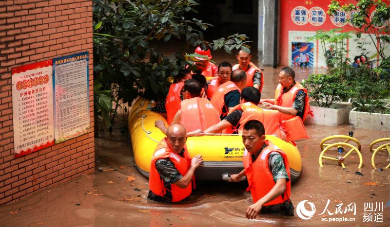泸州市综合应急救援支队队员救助被困群众。泸州市应急管理局供图