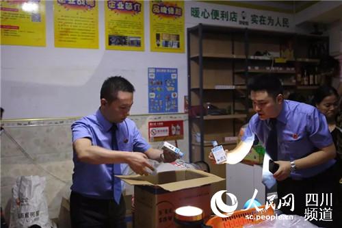 幫助群眾轉移門店物品。四川省人民檢察院供圖