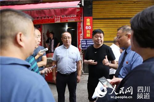 與相關部門、街道、社區對接，明確防汛責任區域。四川省人民檢察院供圖