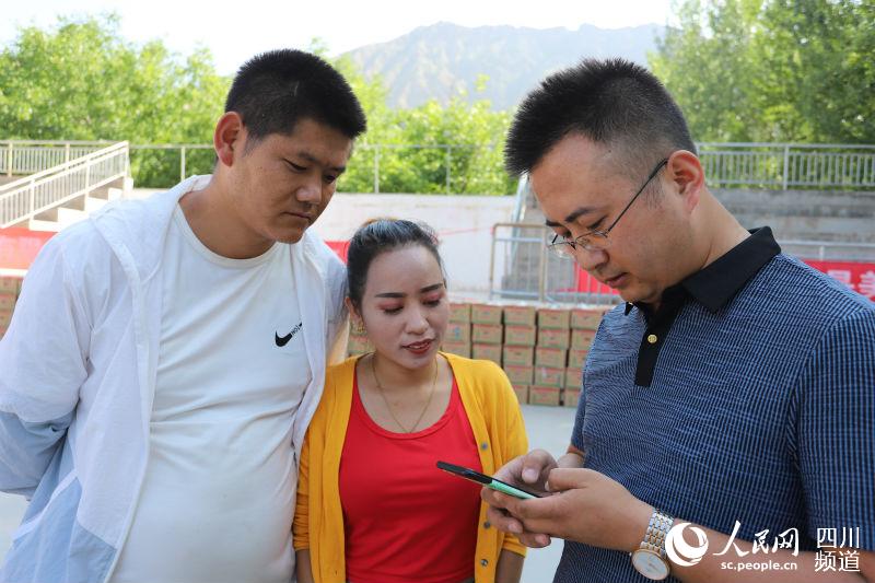 楊海龍夫婦與加入村第一書記馬元在商議慰問事宜。       即時  攝