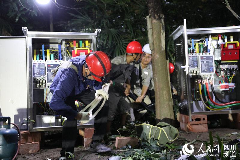 工人們夜間協同施工。樂山供電公司供圖