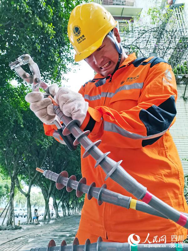 一位電力工人正在安裝新電線。樂山供電公司供圖