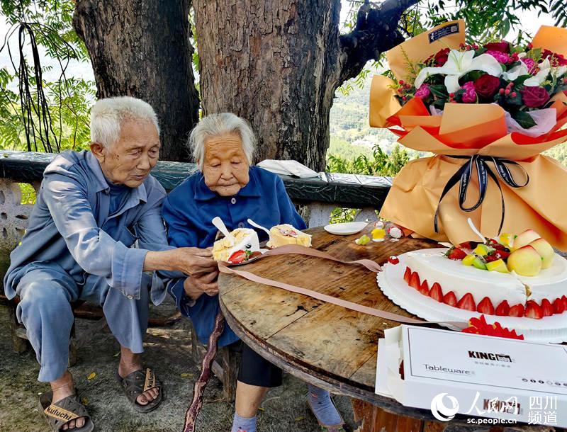 两位老人吃蛋糕.朝天区融媒体中心供图