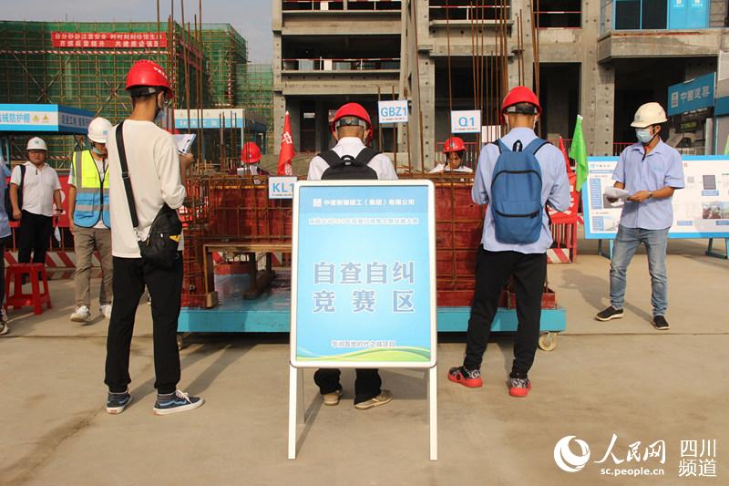 正在進行鋼筋自查自糾職工技能比賽。文萬兵 攝