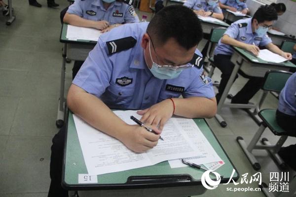 正在考試。郫都區公安分局供圖