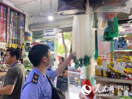 溫江區市場監管局工作人員對漁具經營店進行摸底排查。成都市市場監管局供圖