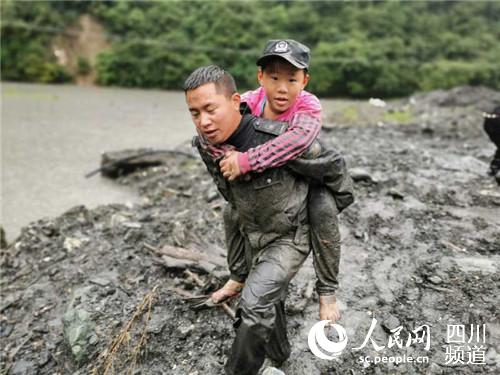 寶興縣抗洪防汛第一線。寶興公安供圖
