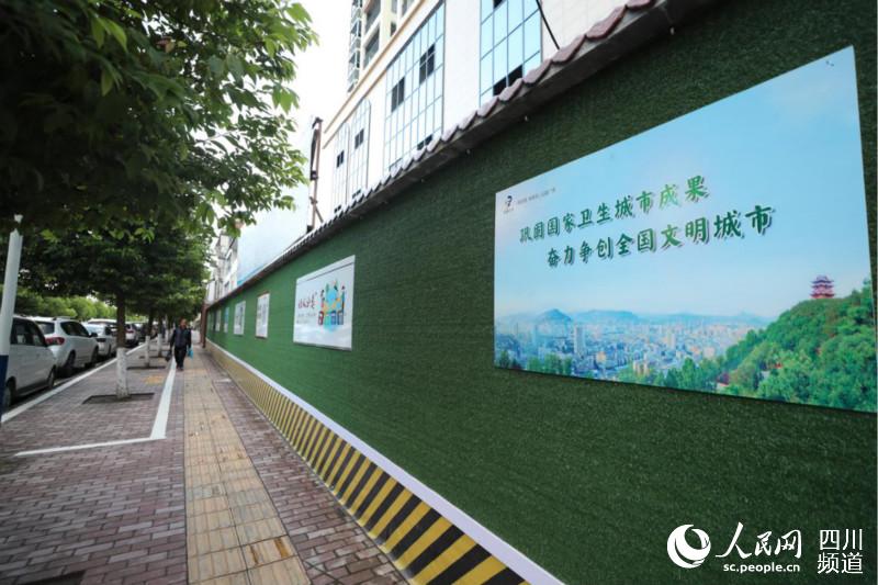 濃厚的宣傳氛圍。徐菲 攝