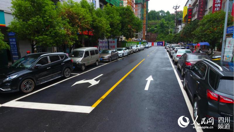 小區車輛有序停放。石青 攝