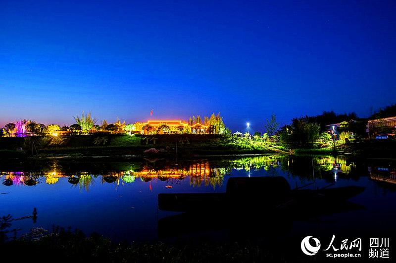 高橋村夜景。翠屏區融媒體中心供圖