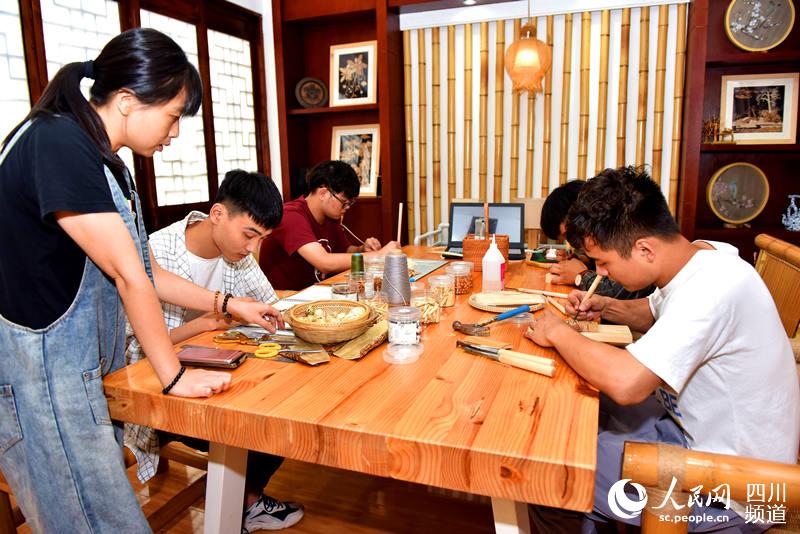 游客參與竹工藝體驗。翠屏區融媒體中心供圖