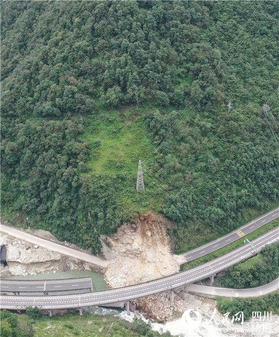 9月20日，位於雅西高速姚河壩大橋處突發高位塌方，造成道路中斷。四川省公路設計院供圖