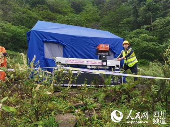 技術人員安裝邊坡雷達檢測設備。四川公路設計院供圖