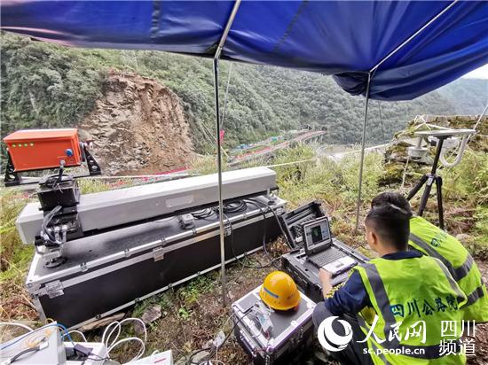 四川公路設計院技術人員查看分析該高危邊坡實時變形數據。四川公路設計院供圖