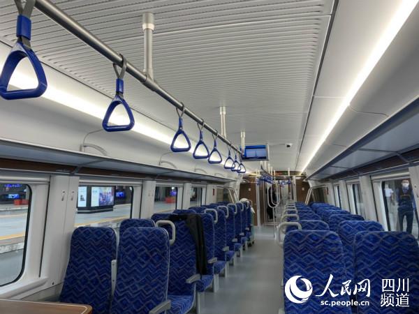 CRH6A-A型城際動車組內部更加寬敞，乘坐也更加舒適。郭瑩 攝