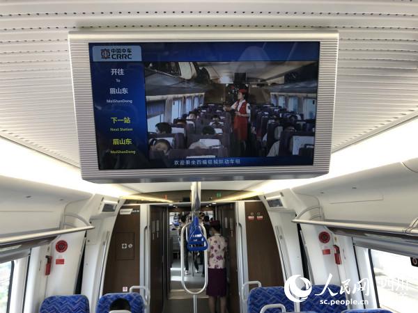 乘客可以通過車內液晶屏電視及時了解到站情況。郭瑩 攝