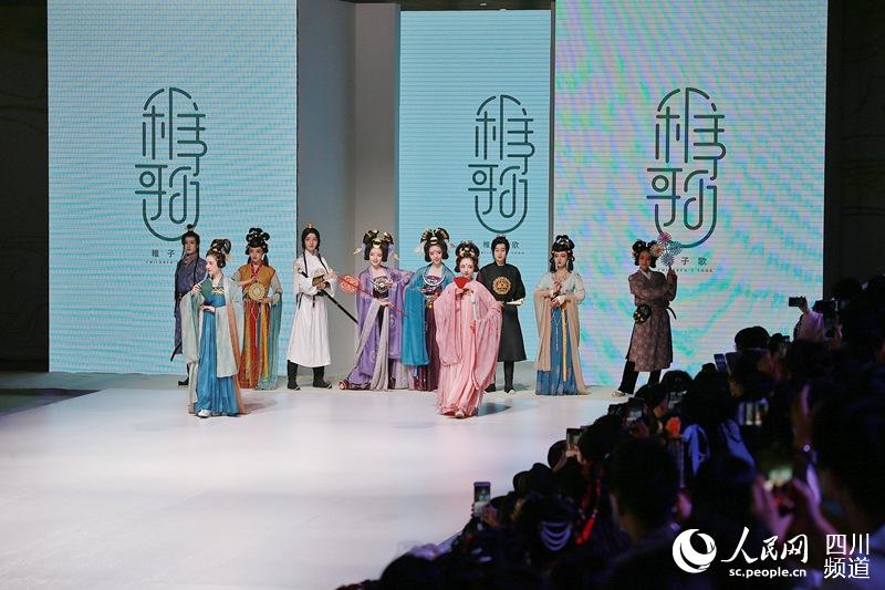 IGS博覽會現場舉行的漢服秀。（元啟 攝）