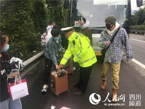 執勤民警轉移故障車輛乘客。四川高速公安四分局供圖