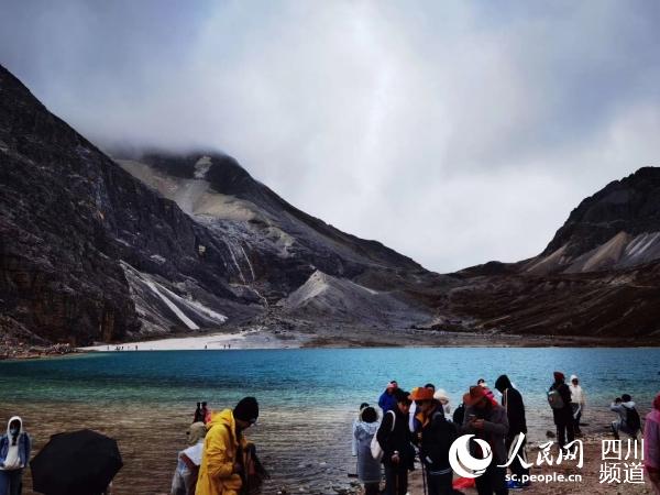 黃金周期間的甘孜州景區。甘孜州文旅局供圖