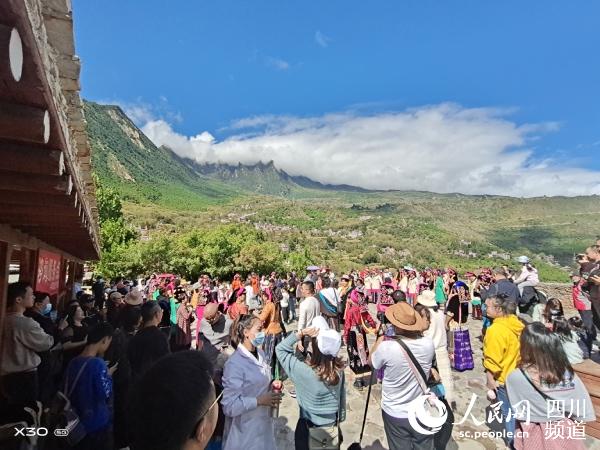 黃金周期間的甘孜州景區。甘孜州文旅局供圖