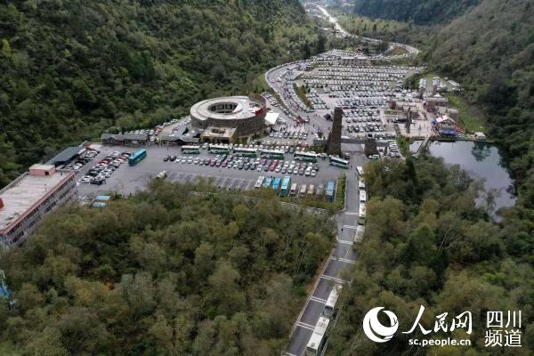 黃金周期間的甘孜州景區停車場。甘孜州文旅局供圖