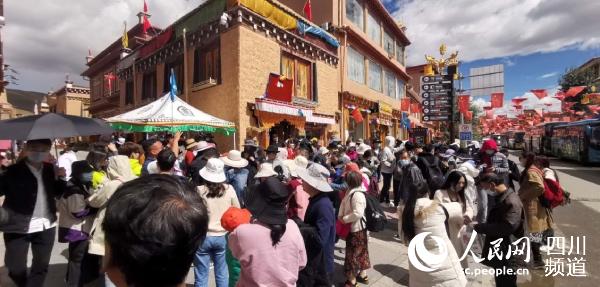 黃金周期間的甘孜州景區。甘孜州文旅局供圖