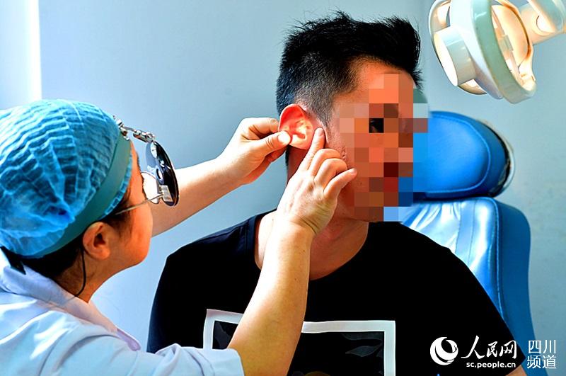 醫生為患者做耳部檢查。徐田莉 攝