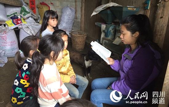 中國十九冶扶貧干部周沛橙駐村期間看望留守兒童。中國十九冶集團供圖