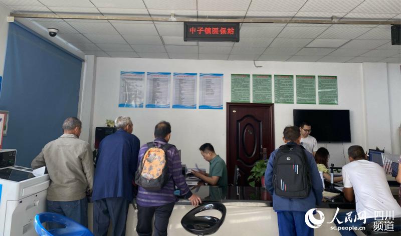 群眾在鄉鎮醫保站辦理業務。張敏 攝