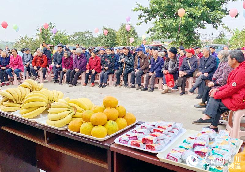 成都市青白江區清泉鎮五桂村80歲以上老人集體過生日。青白江新聞中心供圖