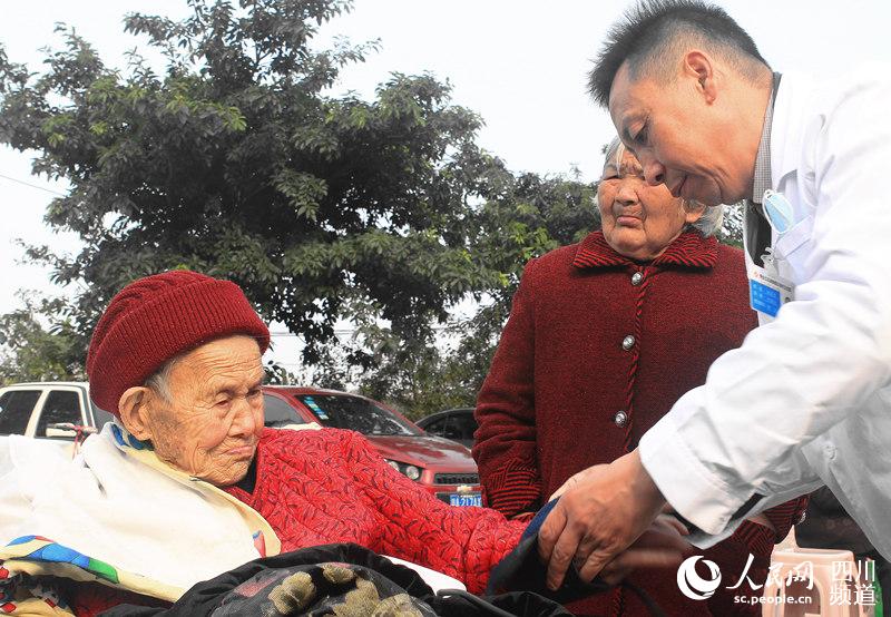 鄉村醫生為老人檢查身體。青白江新聞中心供圖